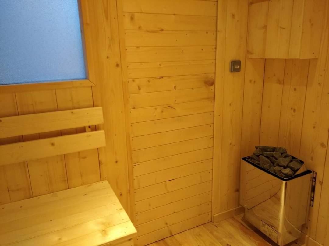 Sejour Au Jardin De Cupidon Avec Jacuzzi Et Sauna Balbigny Exterior photo